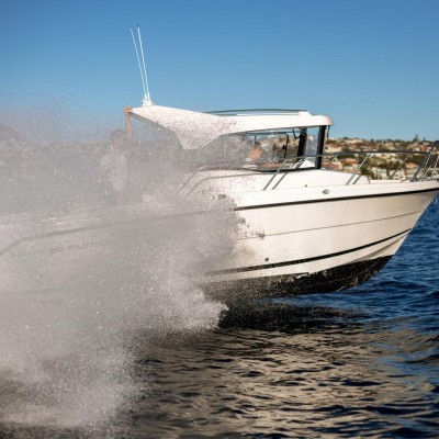 Bootsvermietung und Bootsverleih Thunersee vermietet Parker 660 Pilothaouse Motorboot mit 150 PS für Bootsausflüge, Sonnenbaden, Tubing, Wasserski und Wakboarden.