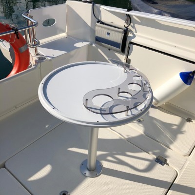 Bootsvermietung und Bootsverleih Thunersee vermietet Parker 660 Pilothouse zum Wakeboarden, Wasserskifahren, Sonnenbanden und vieles mehr.